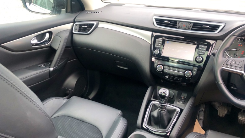 Nissan Qashqai 1.6 DiG-T Tekna [Glass Roof pack] 5dr Petrol Hatchback